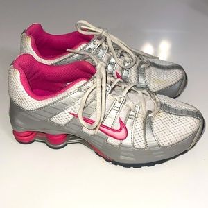 Youth NIKE shocks Size 4